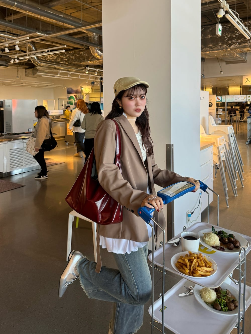 ホワイト系のTシャツ/カットソー、ホワイト系のスカート、レッド系のショルダーバッグを着用したレディースの冬コーディネートの2枚目の写真