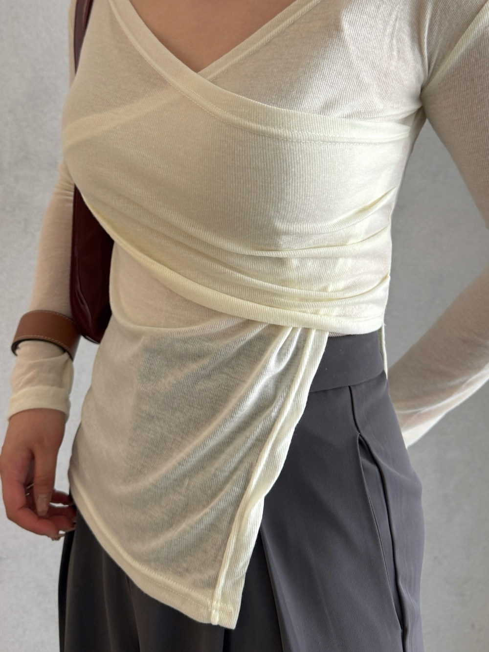 ホワイト系のTシャツ/カットソー、レッド系のハンドバッグを着用したレディースの春コーディネートの2枚目の写真