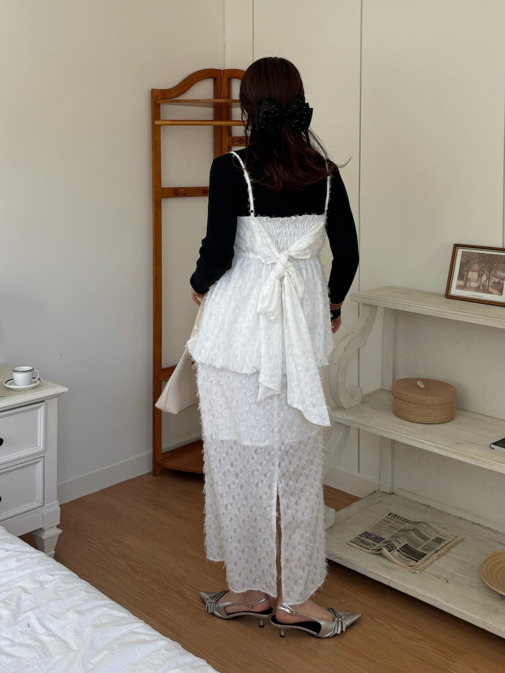 ホワイト系のTシャツ/カットソー、ホワイト系のスカート、ベージュ系のハンドバッグを着用したレディースの春コーディネートの3枚目の写真