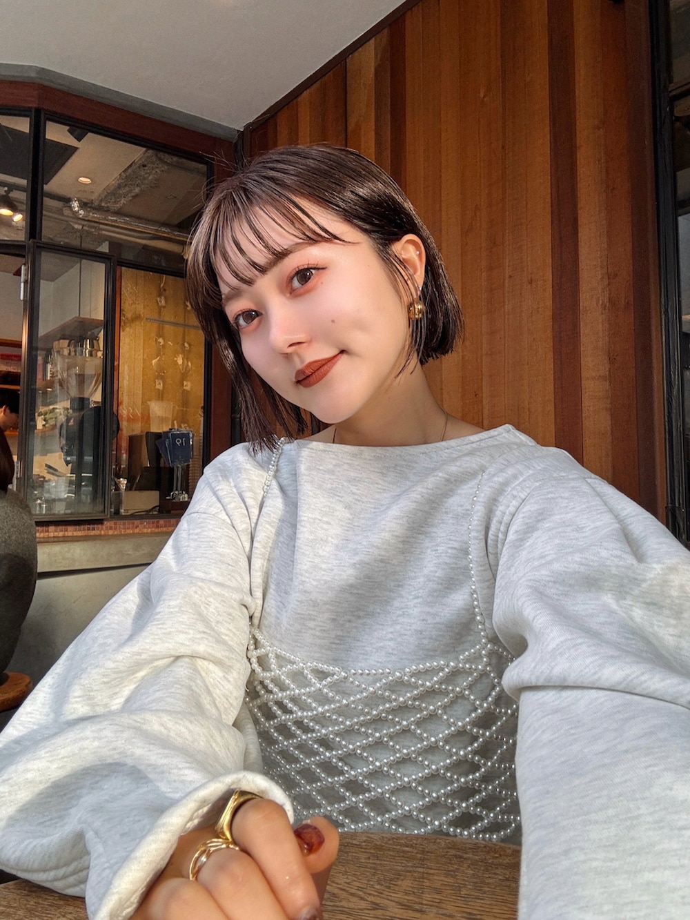 ホワイト系のその他トップス、ベージュ系のワンピース、ブラック系のブーツを着用したレディースの冬コーディネートの5枚目の写真