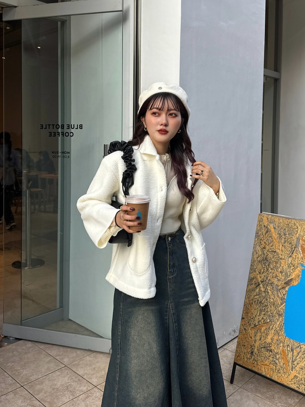 ホワイト系のブルゾンを着用したレディースの秋コーディネートの3枚目の写真