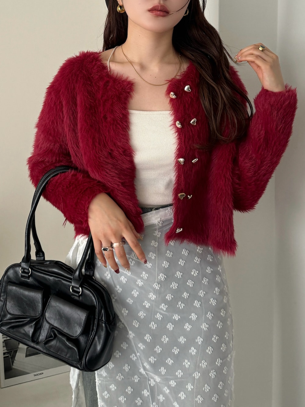 レッド系のカーディガン/ボレロを着用したレディースの冬コーディネートの5枚目の写真