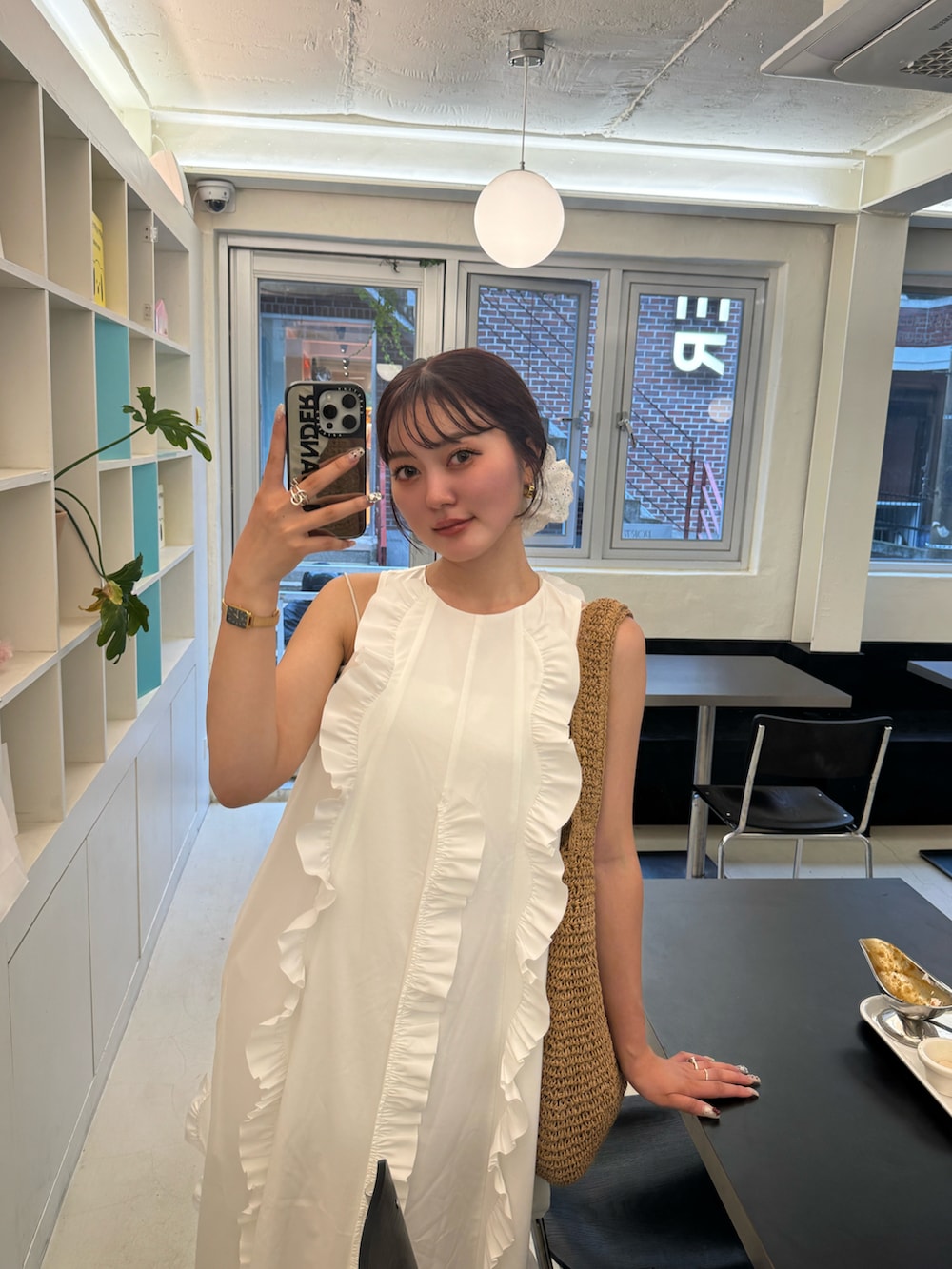 ホワイト系のワンピース、ベージュ系のスニーカーを着用したレディースの夏コーディネートの5枚目の写真