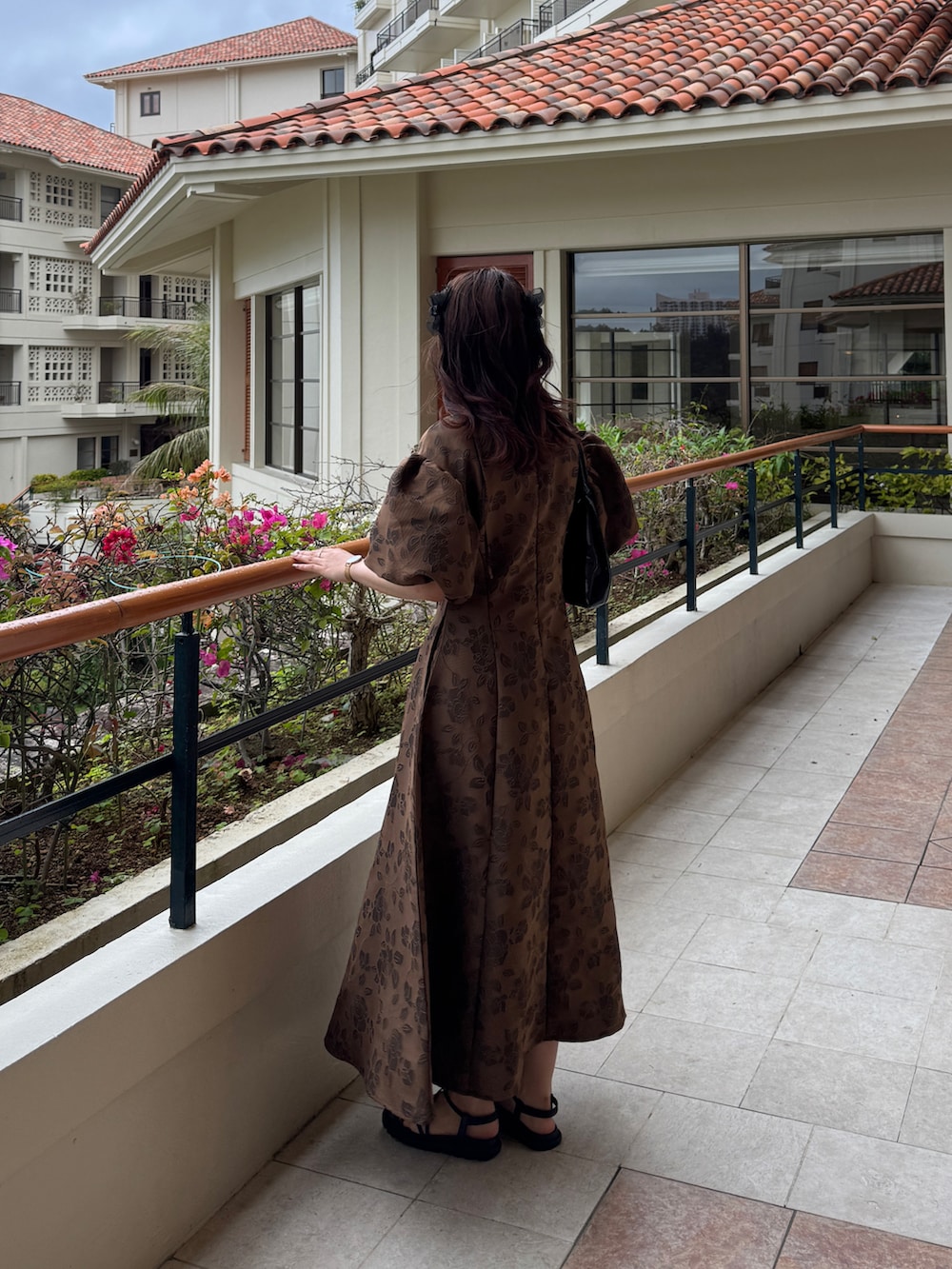 ブラウン系のワンピースを着用したレディースの春コーディネートの4枚目の写真