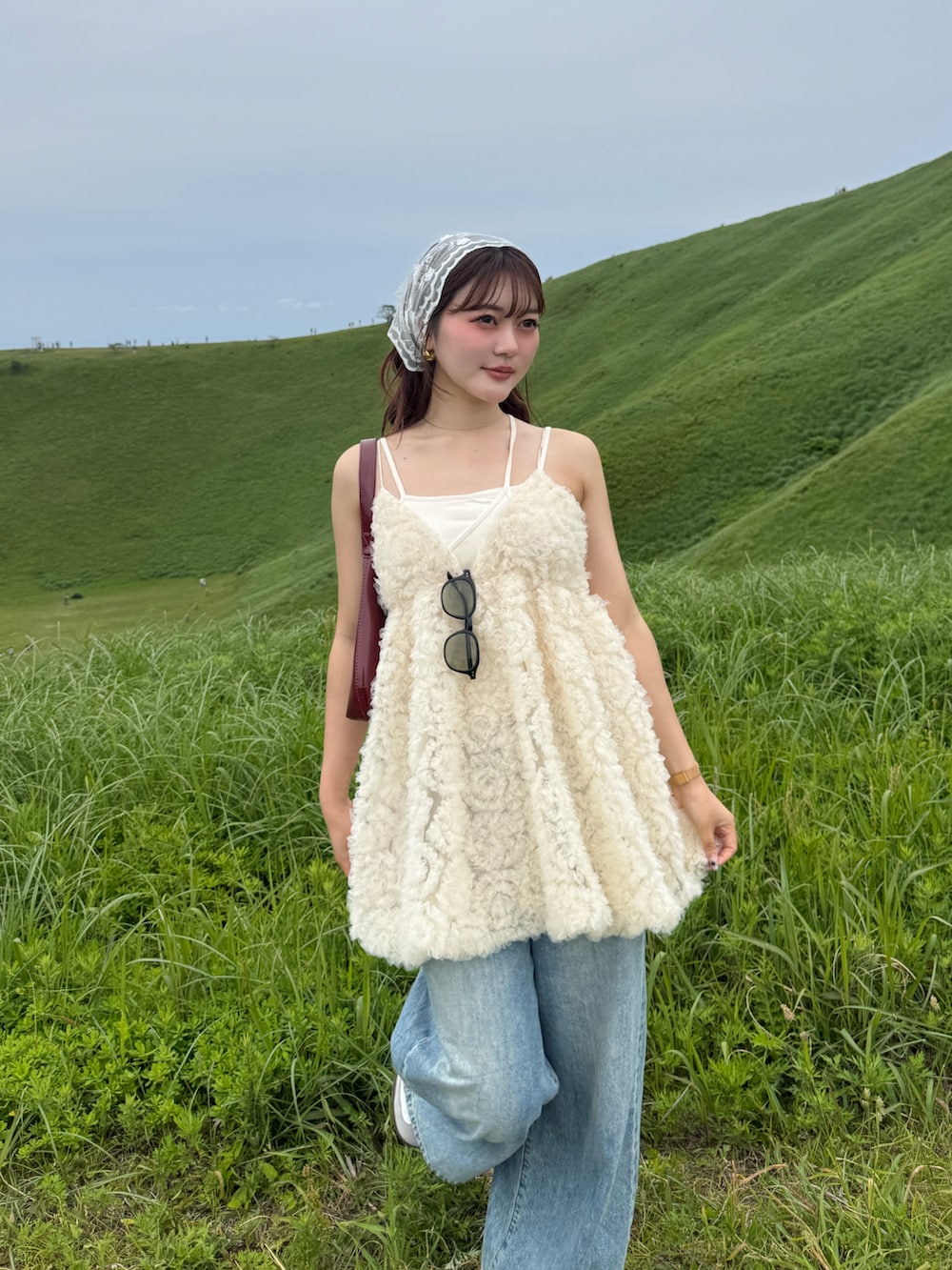 ホワイト系のドレス、ホワイト系のキャミソールを着用したレディースの夏コーディネートの3枚目の写真