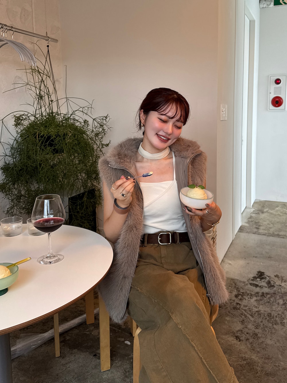 ホワイト系のキャミソール、ブラウン系のボストンバッグを着用したレディースの秋コーディネートの3枚目の写真