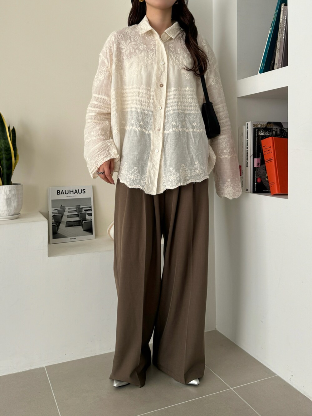 ベージュ系のシャツ/ブラウスを着用したレディースの冬コーディネートの5枚目の写真