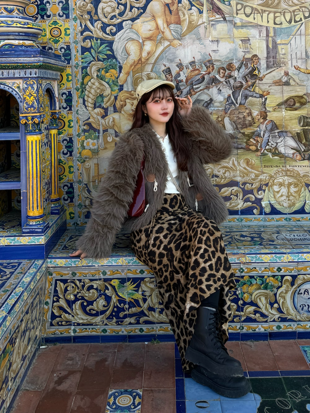 ブラウン系のその他アウター、レッド系のハンドバッグ、その他のスカートを着用したレディースの冬コーディネートの2枚目の写真