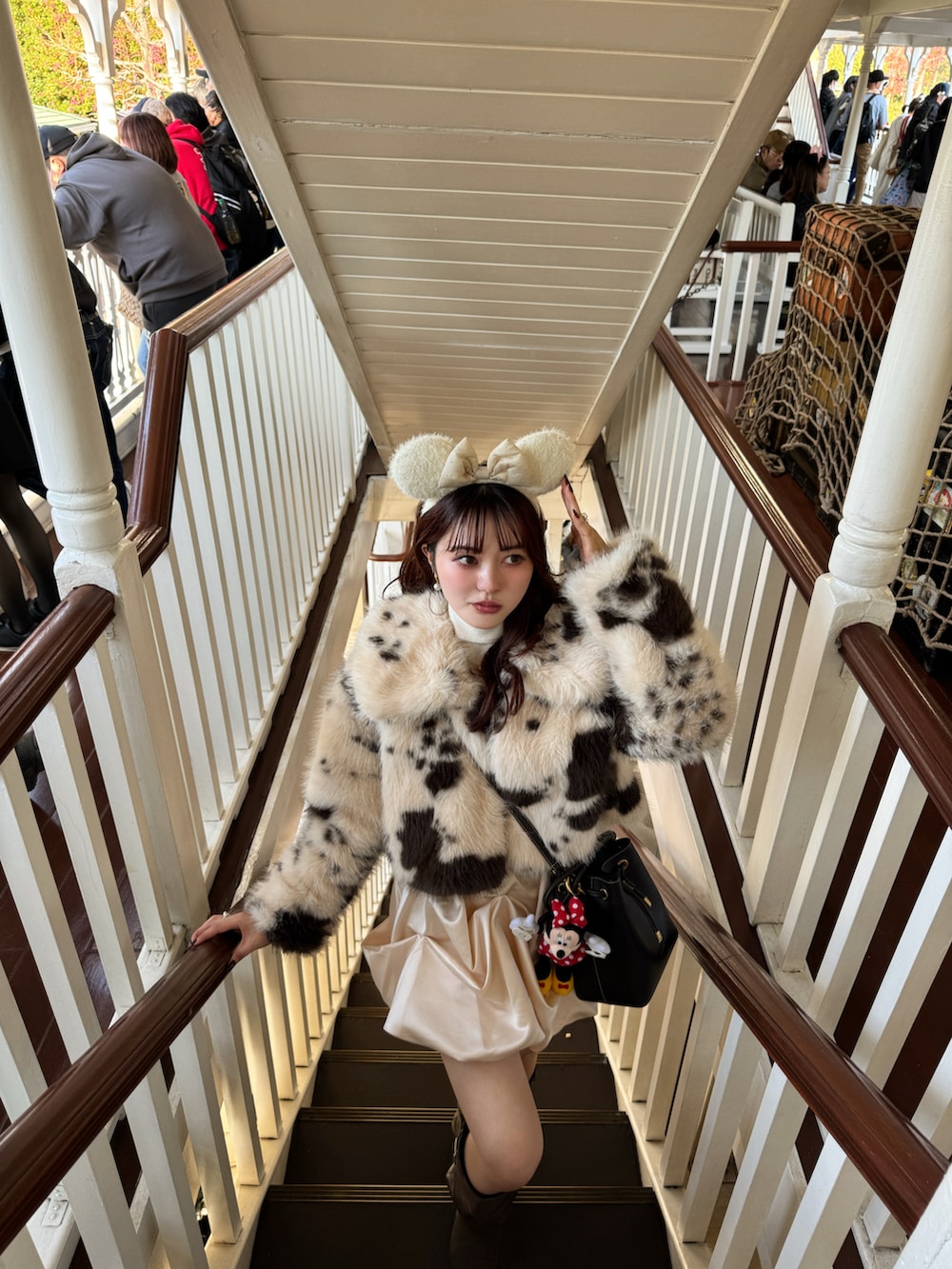 ホワイト系のスカート、ベージュ系のその他アウター、ブラウン系のブーツを着用したレディースの冬コーディネートの5枚目の写真