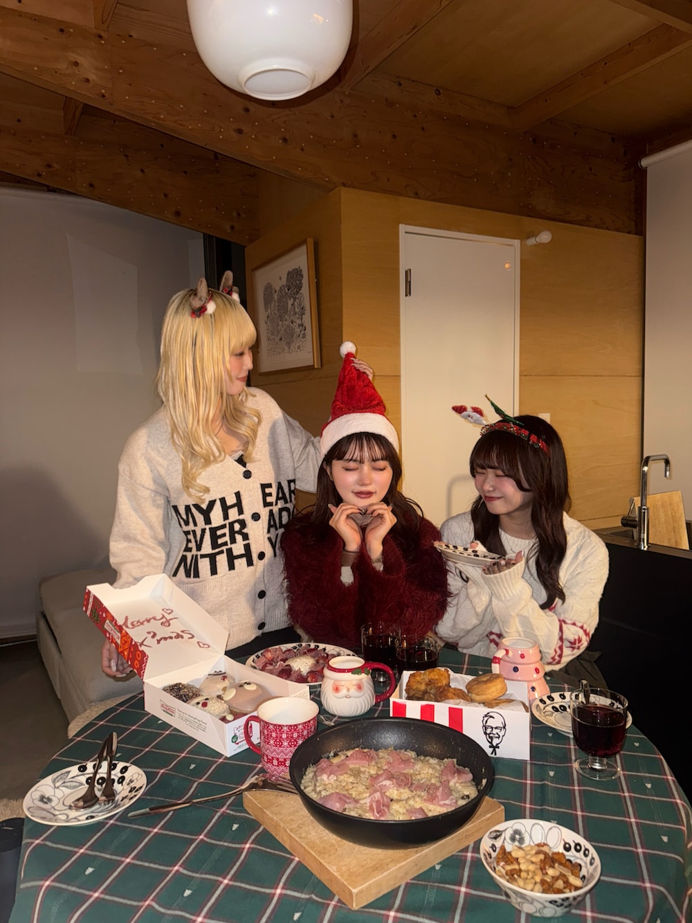 レッド系のニット/セーターを着用したレディースの冬コーディネートの3枚目の写真