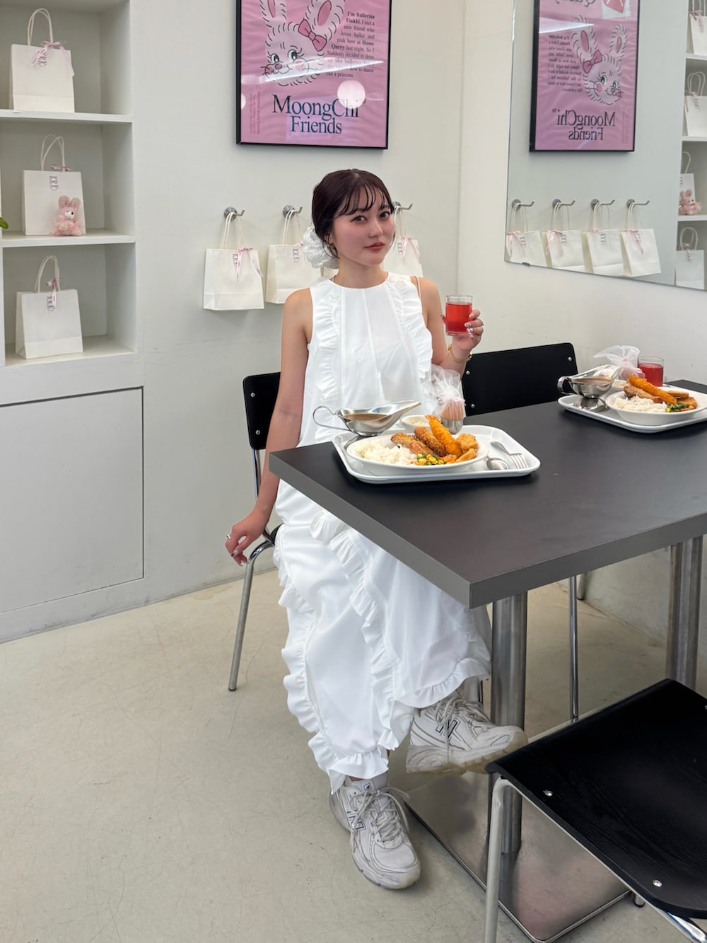 ホワイト系のワンピース、ベージュ系のスニーカーを着用したレディースの夏コーディネートの4枚目の写真