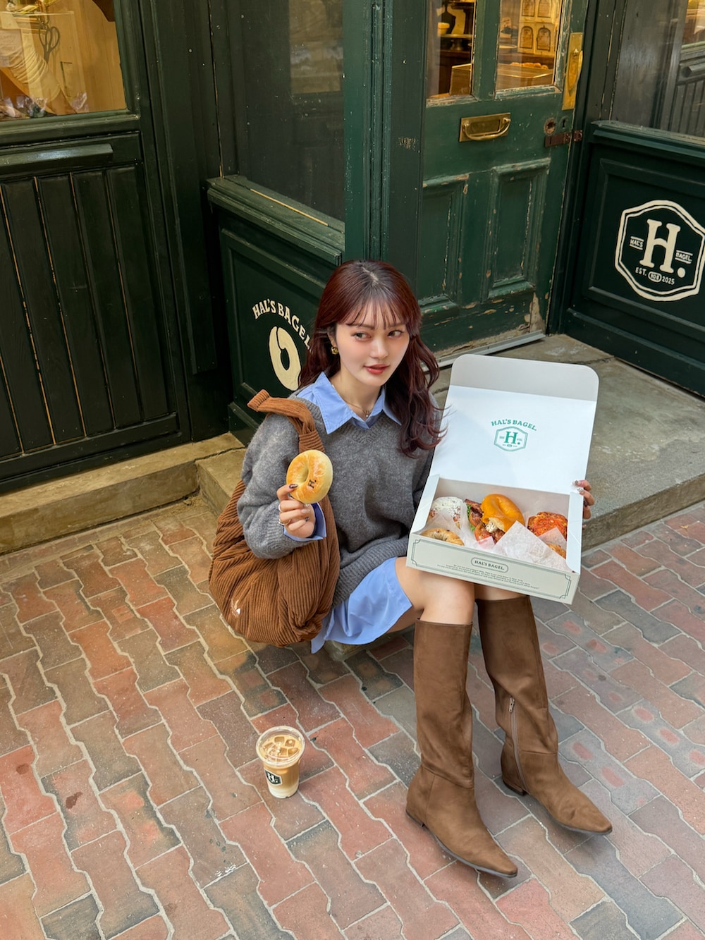 グレー系のニット/セーター、ブルー系のシャツ/ブラウス、ブラウン系のブーツを着用したレディースの秋コーディネートの5枚目の写真