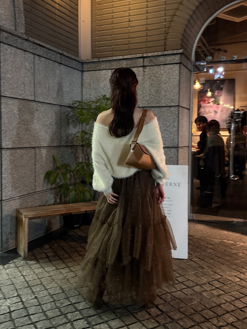 ホワイト系のその他アウター、ブラウン系のショルダーバッグ、ブラウン系のスカートを着用したレディースの秋コーディネートの3枚目の写真