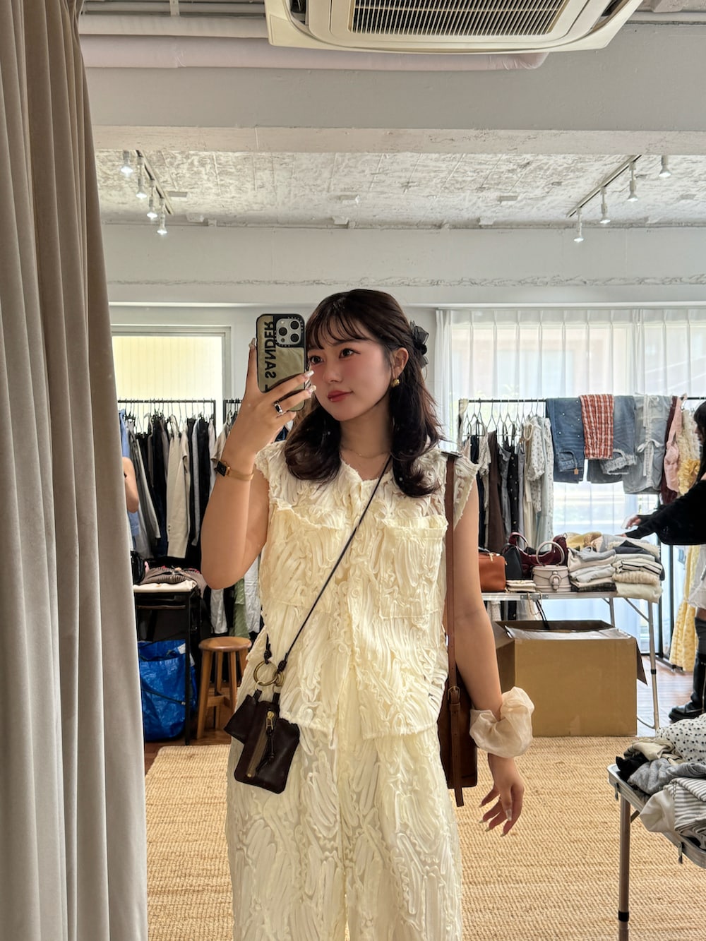 ホワイト系のその他パンツ、ホワイト系のベスト、ブラウン系のサンダルを着用したレディースの夏コーディネートの3枚目の写真