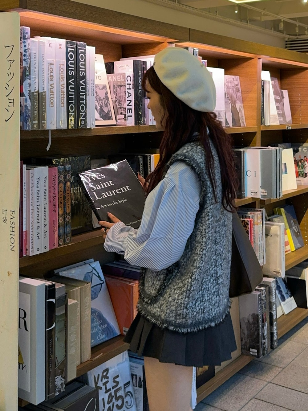 グレー系のベスト、ブルー系のシャツ/ブラウスを着用したレディースの秋コーディネートの5枚目の写真