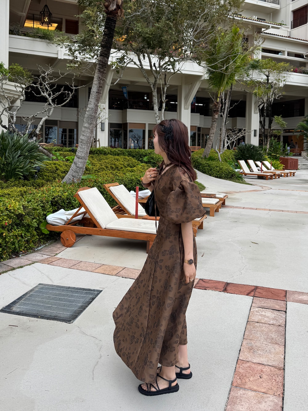 ブラウン系のワンピースを着用したレディースの春コーディネートの5枚目の写真