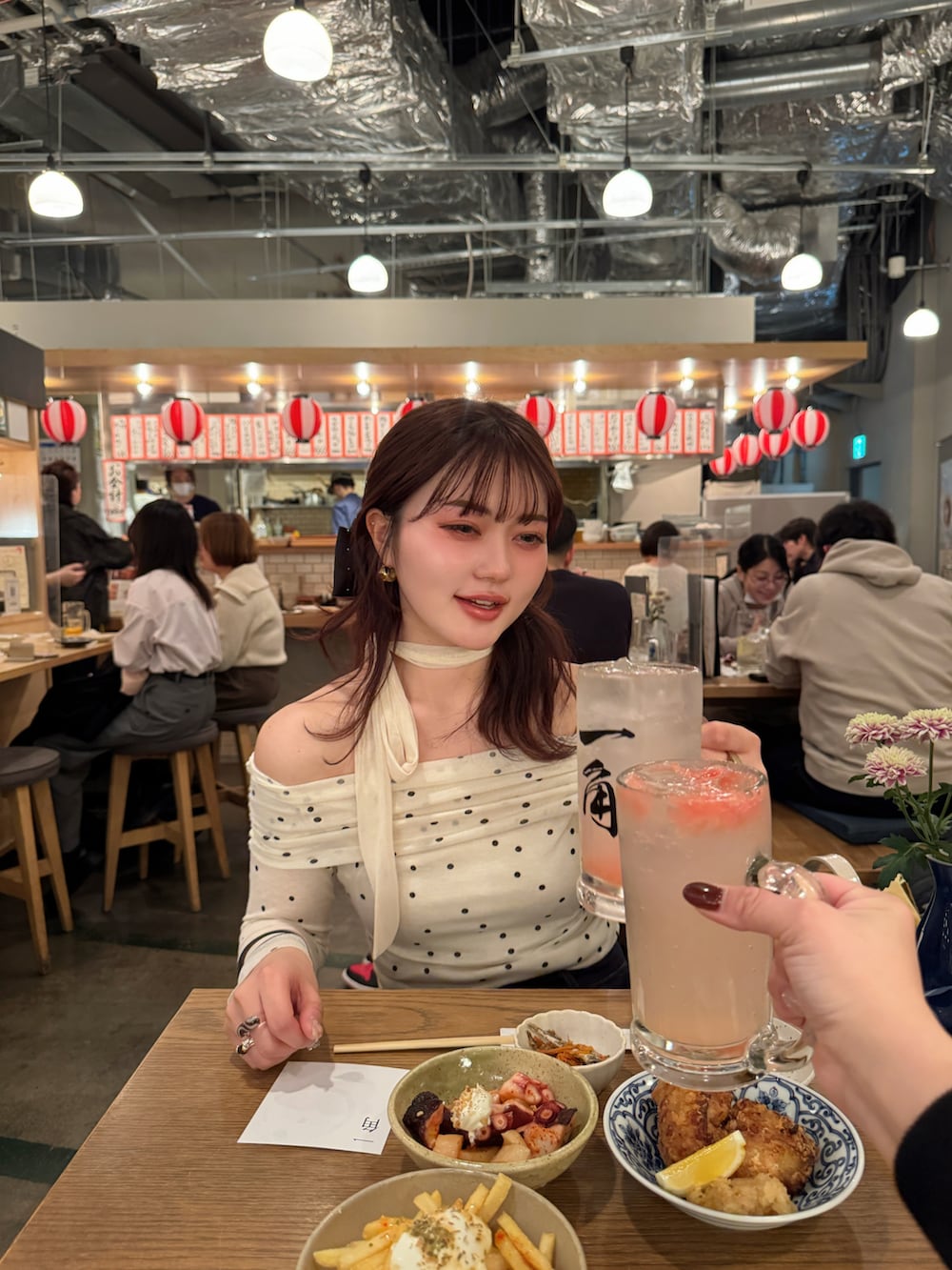 「春めき満開コーデ、春色、キレイめカジュアル、春服、オトナカジュアル、韓国コーデ、ドット、デニムパンツ、デニム、オフショルダー、デートコーデ、デート、大人ガーリー、きれいめカジュアル」｜「efillのフェミニン ドット オフショルダー トップス（Tシャツ/カットソー、ホワイト系）」を使った、honokaさん（骨格ナチュラル・レディース・163cm）の春コーディネートの4枚目の写真