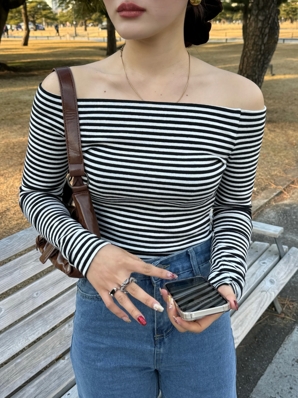 ブラック系のTシャツ/カットソーを着用したレディースの冬コーディネートの4枚目の写真