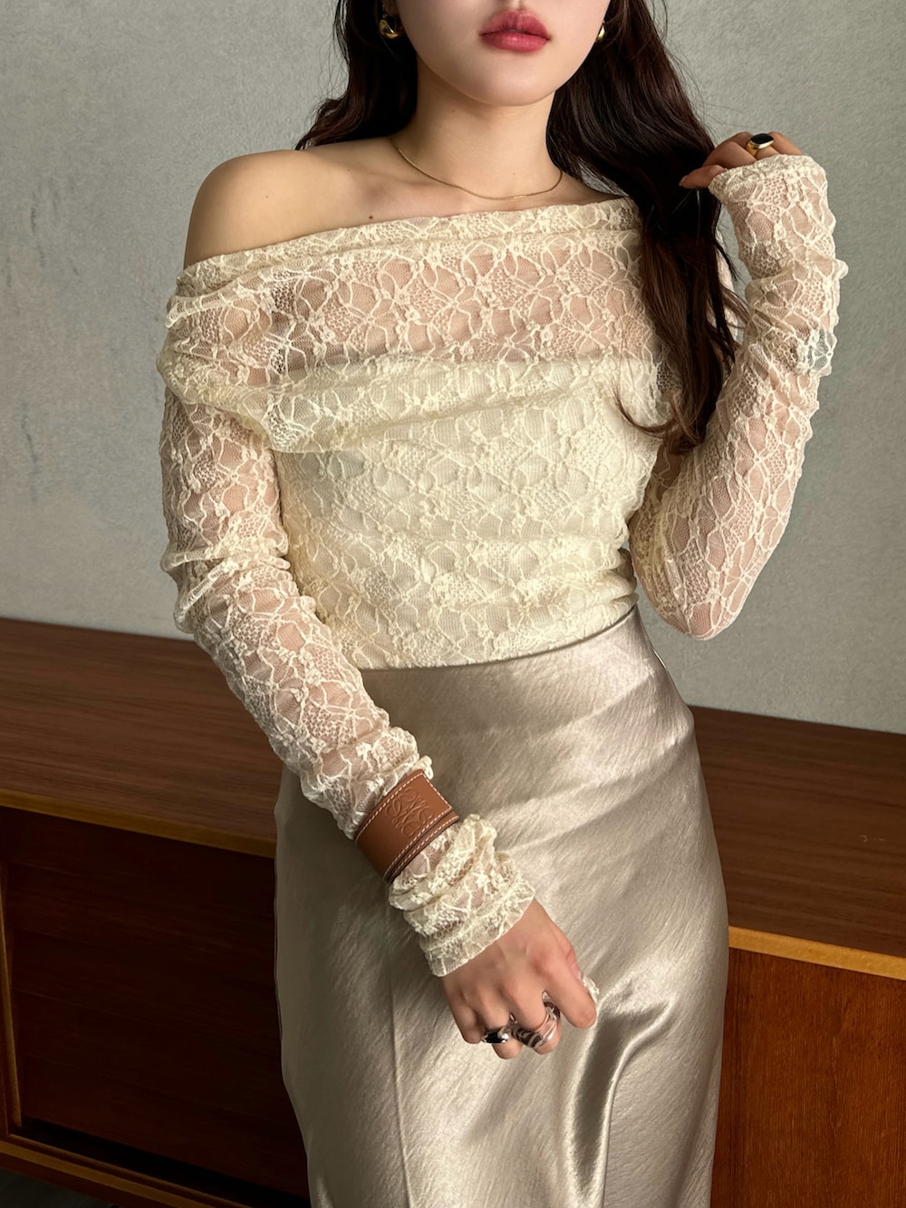 ホワイト系のTシャツ/カットソーを着用したレディースの春コーディネートの4枚目の写真