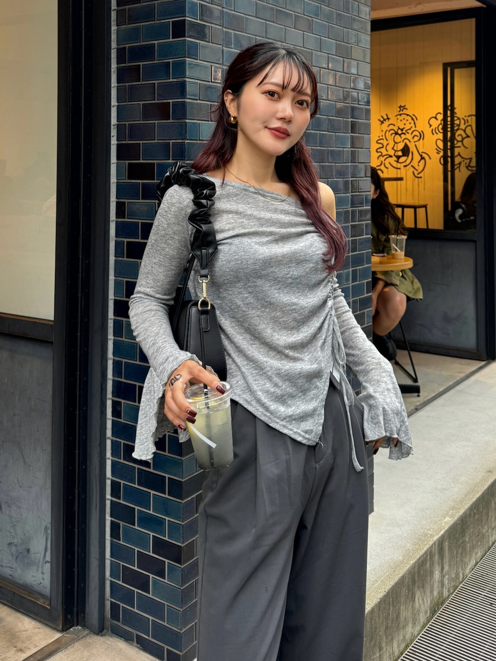 グレー系のTシャツ/カットソーを着用したレディースの秋コーディネートの5枚目の写真