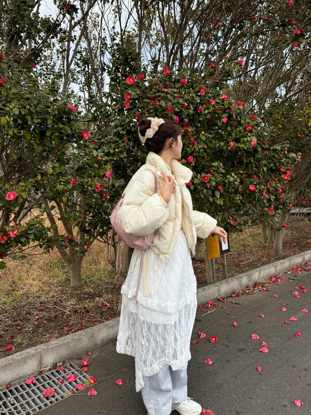 ホワイト系のスカート、ベージュ系のスニーカーを着用したレディースの冬コーディネートの5枚目の写真