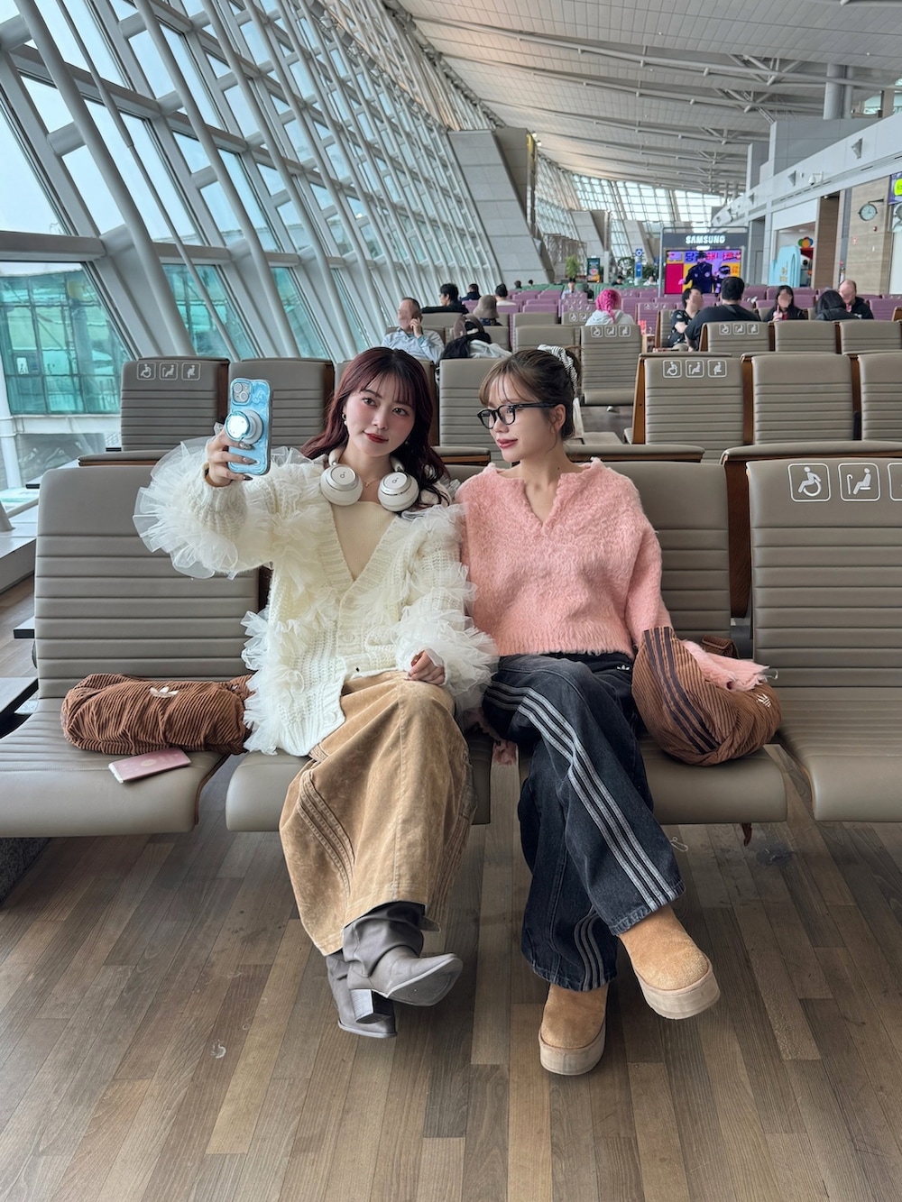 ブラウン系のブーツ、ホワイト系のニット/セーター、ホワイト系のカーディガン/ボレロを着用したレディースの秋コーディネートの3枚目の写真