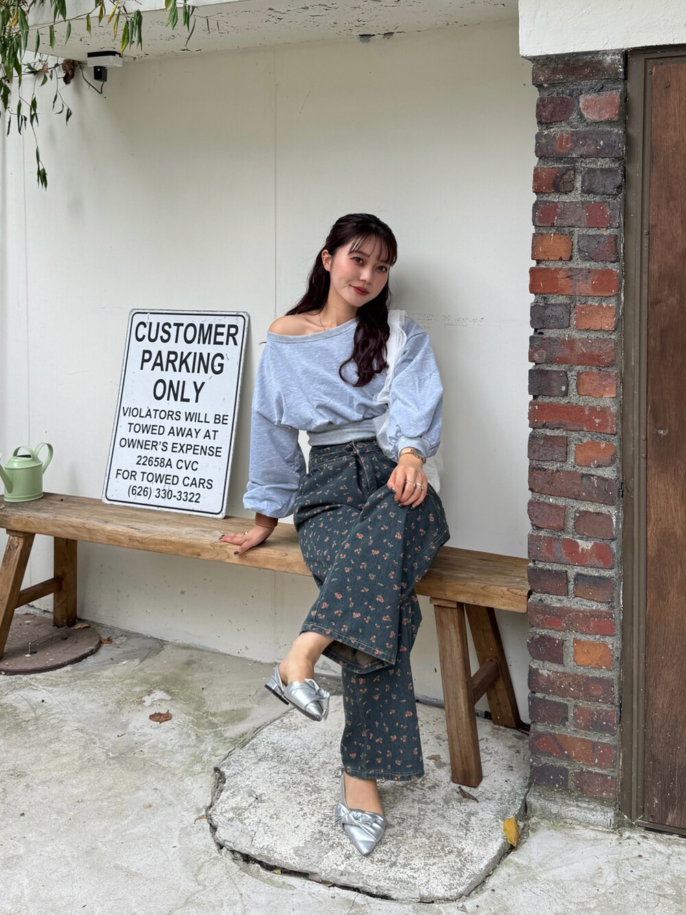 グレー系のTシャツ/カットソー、ブルー系のデニムパンツを着用したレディースの秋コーディネートの5枚目の写真