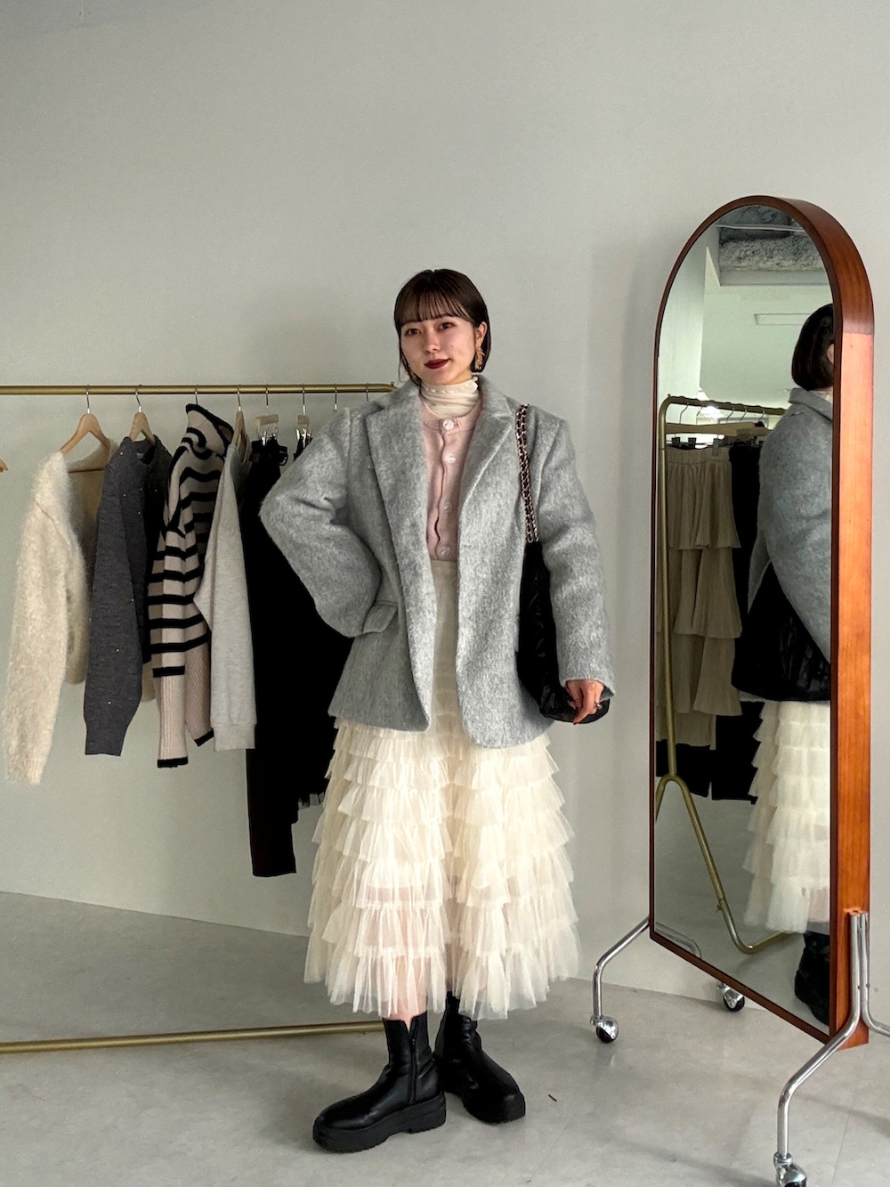 ブラック系のブーツを着用したレディースの冬コーディネートの4枚目の写真