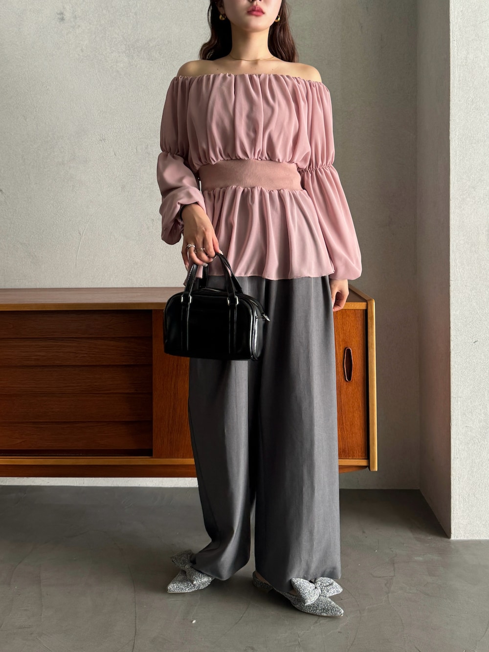 ベージュ系のスニーカー、パープル系のシャツ/ブラウスを着用したレディースの春コーディネートの5枚目の写真