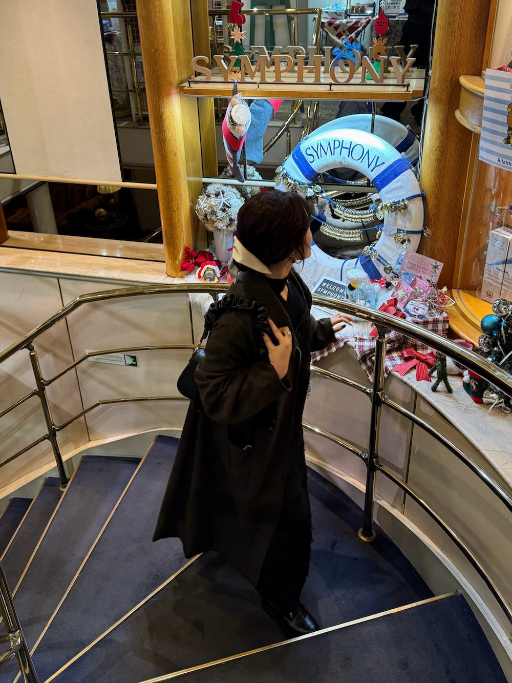 ブラック系のニット/セーター、ブラウン系のハンドバッグを着用したレディースの秋コーディネートの4枚目の写真