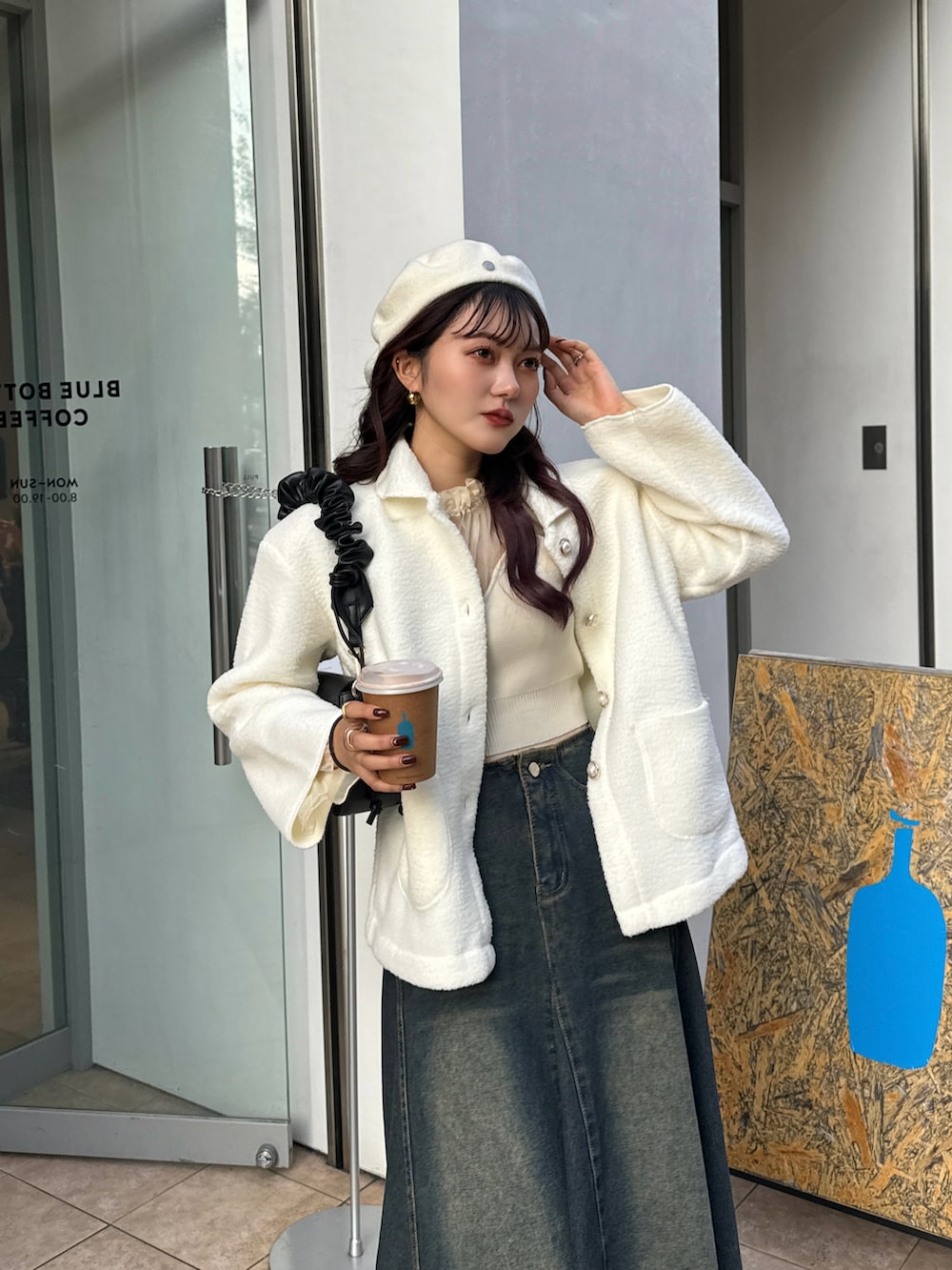 ホワイト系のブルゾンを着用したレディースの秋コーディネートの4枚目の写真