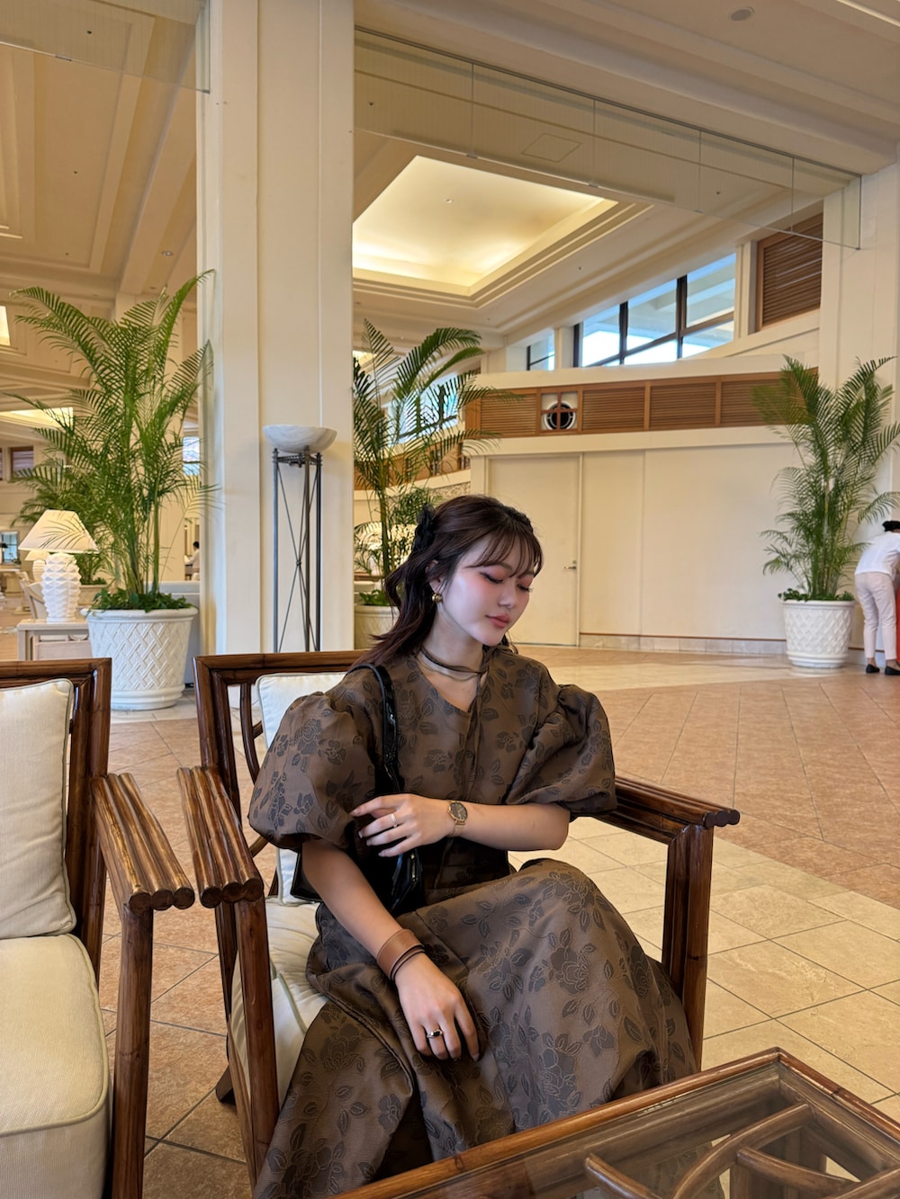 ブラウン系のワンピースを着用したレディースの春コーディネートの2枚目の写真