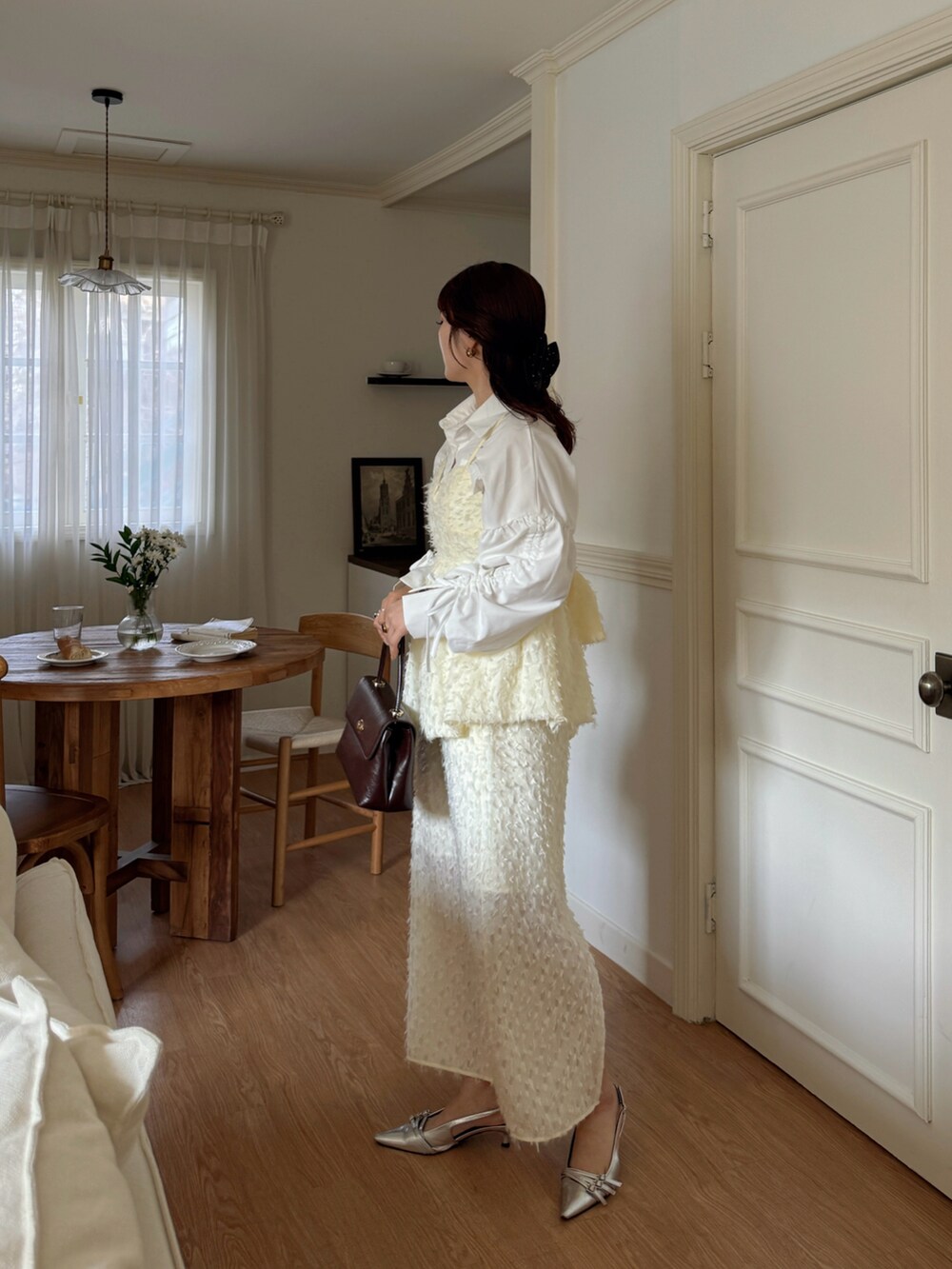 ホワイト系のスカート、ホワイト系のシャツ/ブラウス、ホワイト系のTシャツ/カットソーを着用したレディースの春コーディネートの3枚目の写真