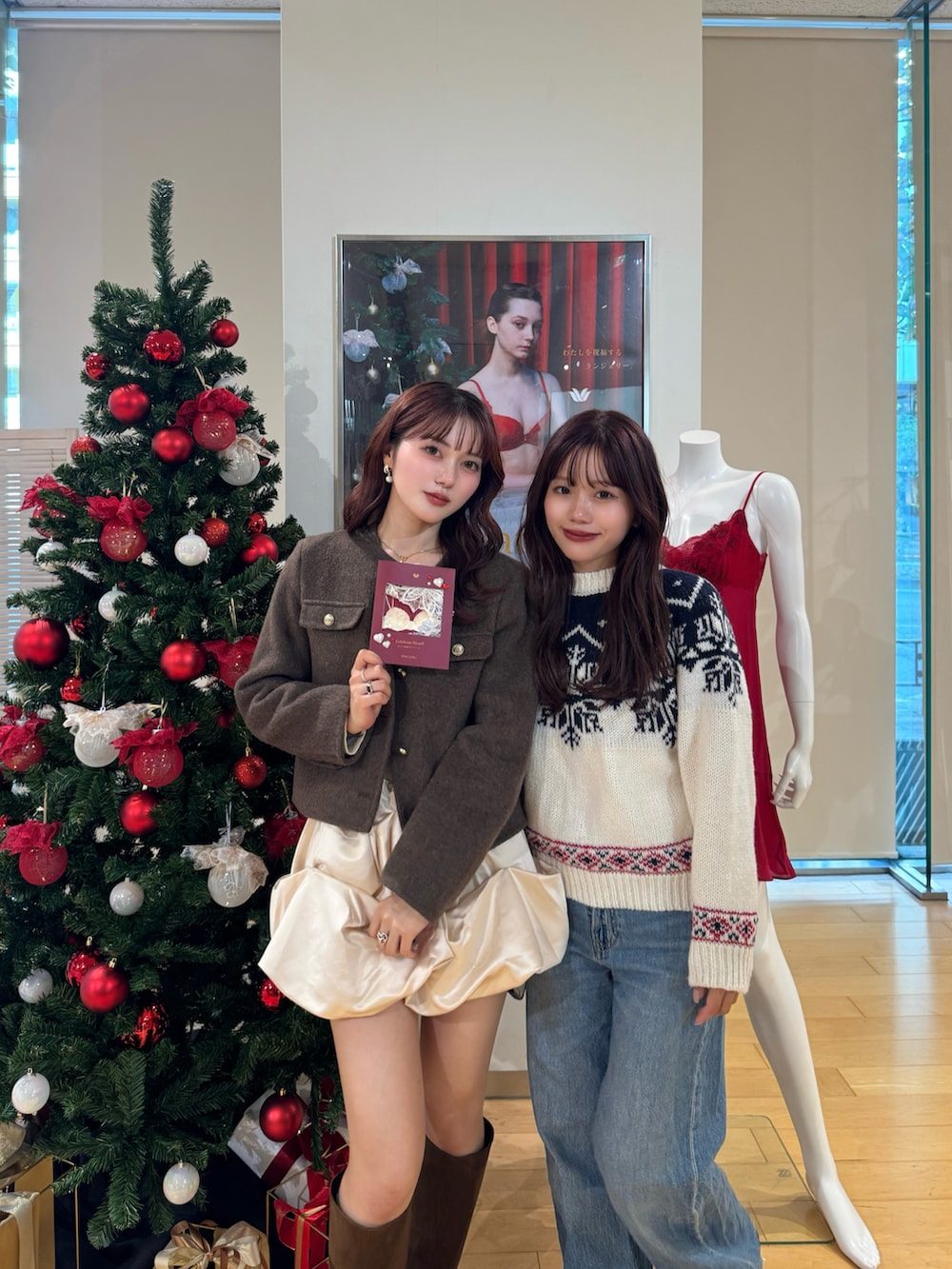 ブラウン系のノーカラージャケット、ホワイト系のスカート、ブラウン系のブーツを着用したレディースの冬コーディネートの2枚目の写真