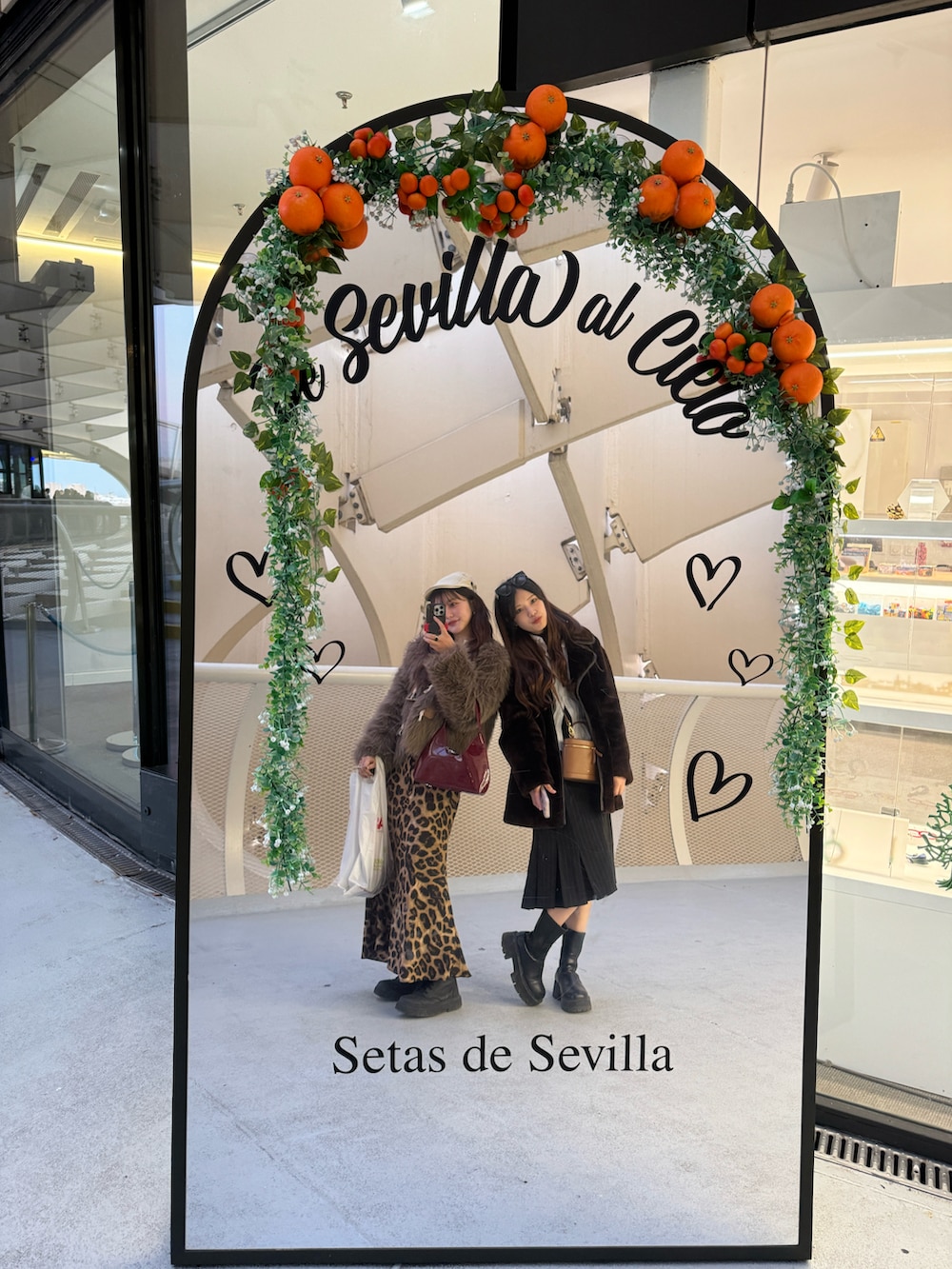 その他のスカート、レッド系のハンドバッグを着用したレディースの冬コーディネートの5枚目の写真