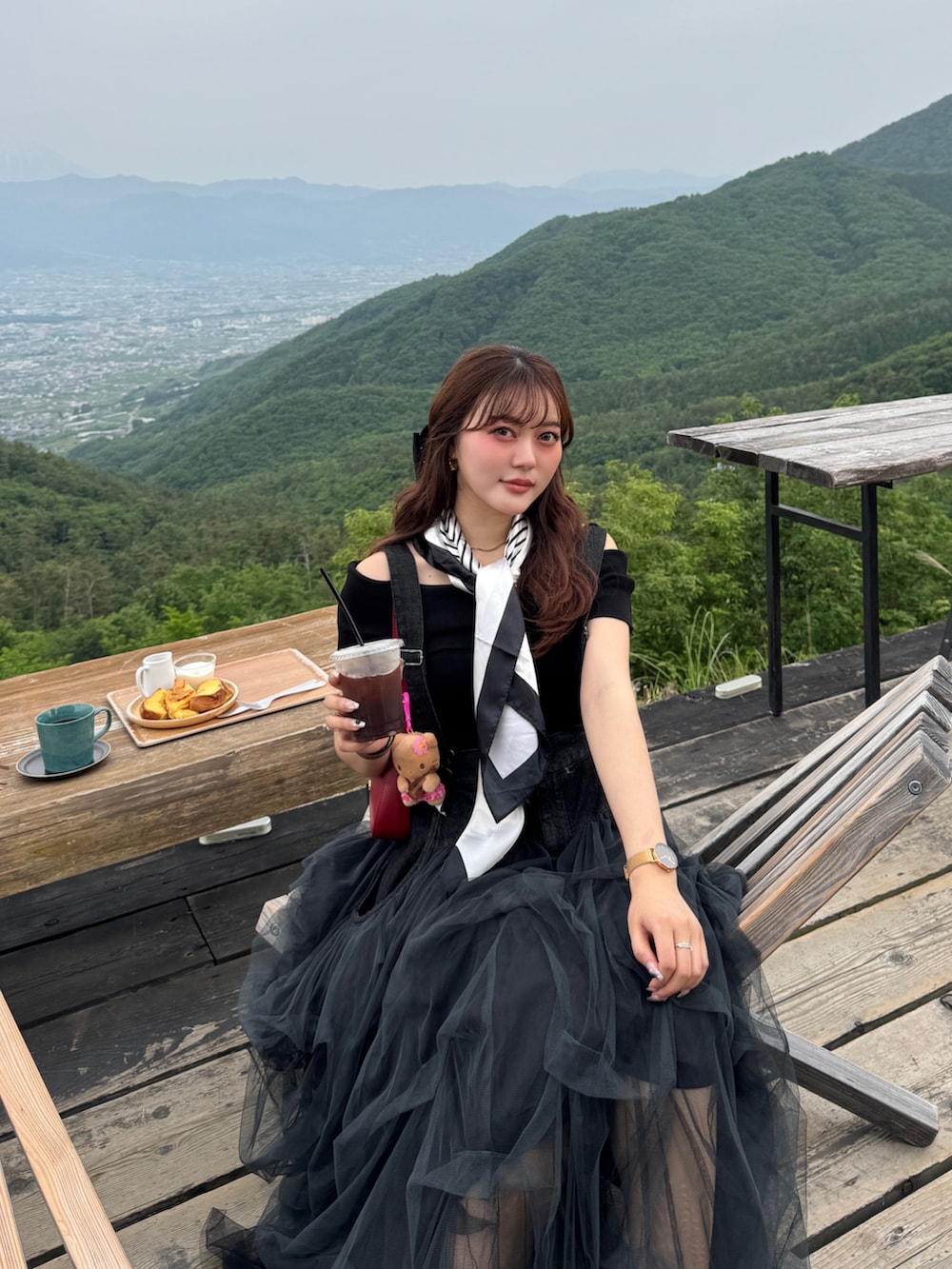 ブラック系のワンピース/ドレス、ベージュ系のスニーカーを着用したレディースの春コーディネートの3枚目の写真