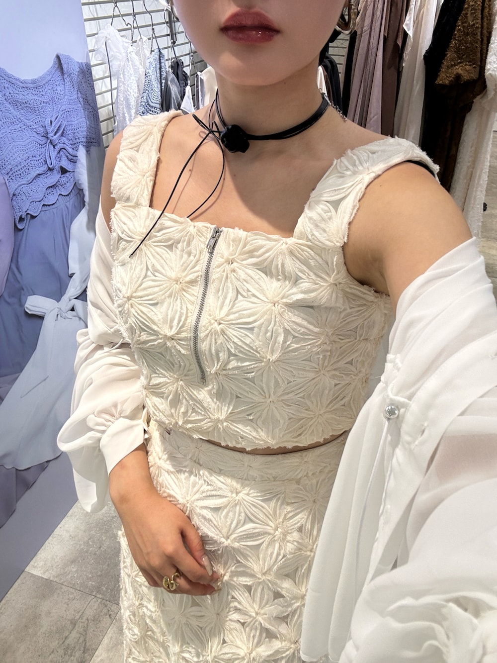 ホワイト系のシャツ/ブラウス、ホワイト系のワンピース、ブラック系のサンダルを着用したレディースの夏コーディネートの3枚目の写真