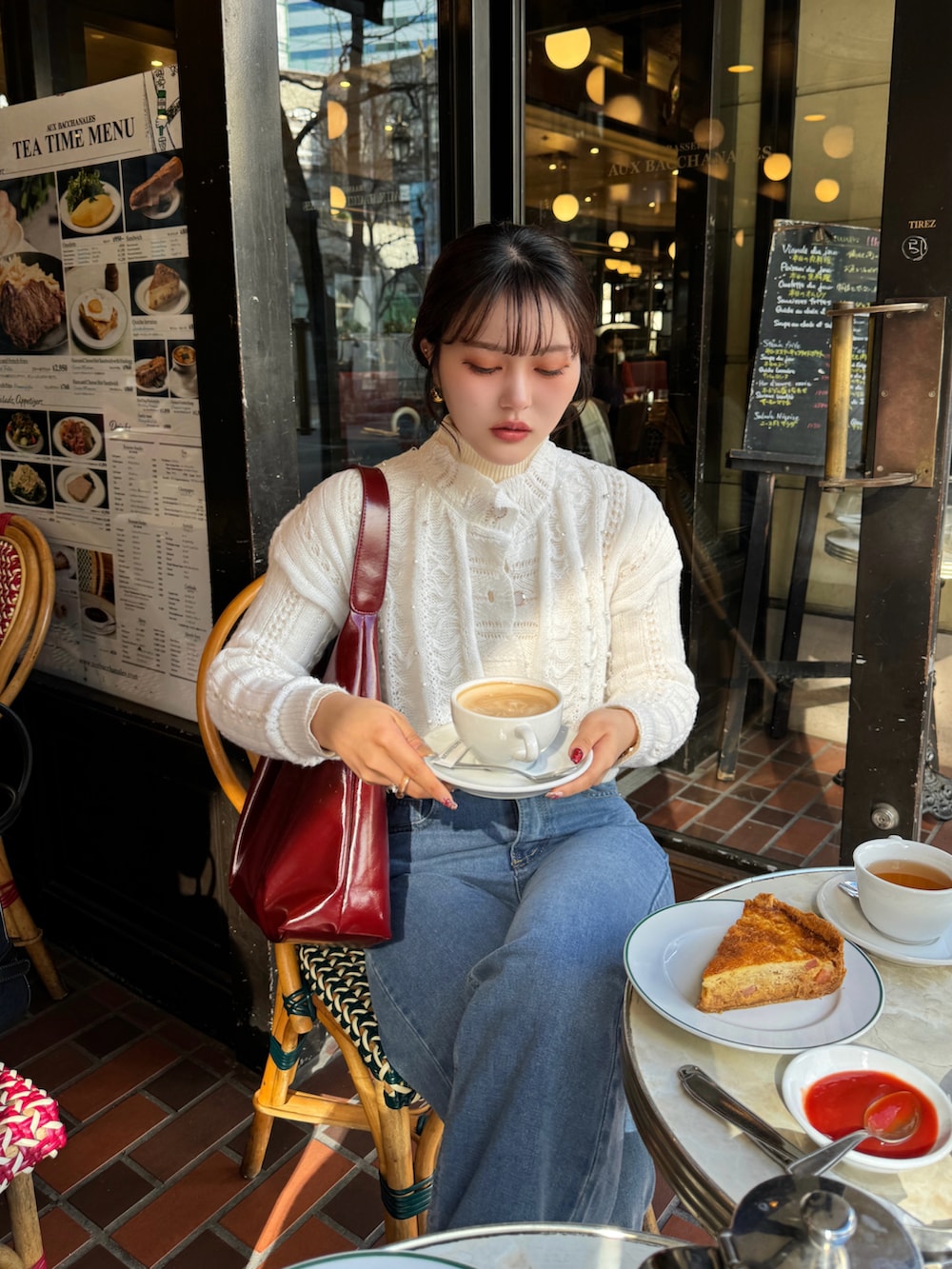 ホワイト系のカーディガン/ボレロ、レッド系のショルダーバッグを着用したレディースの春コーディネートの5枚目の写真