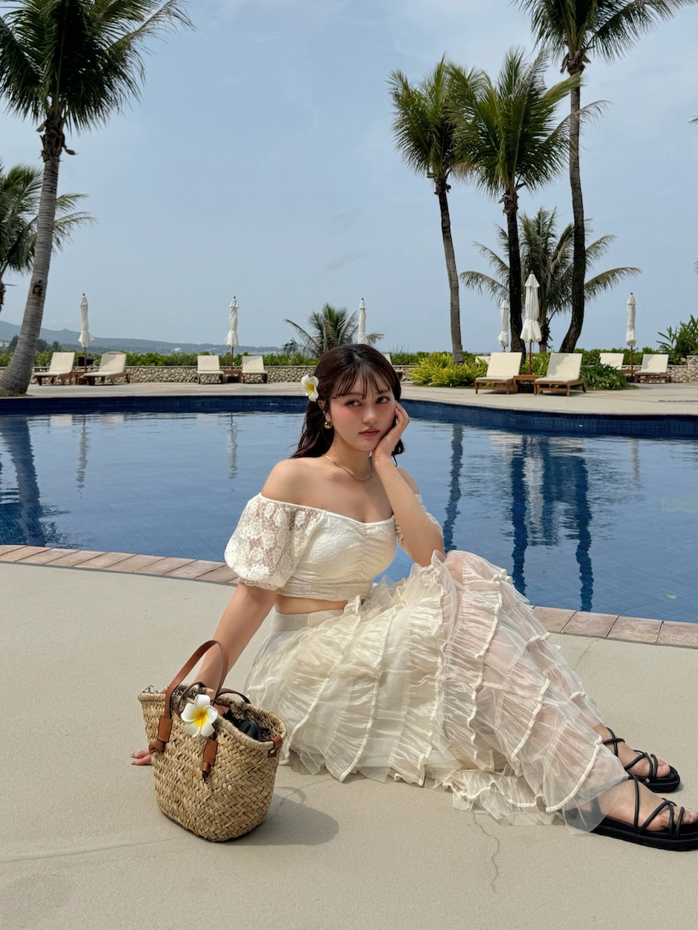 ホワイト系のスカート、ホワイト系の水着を着用したレディースの春コーディネートの3枚目の写真