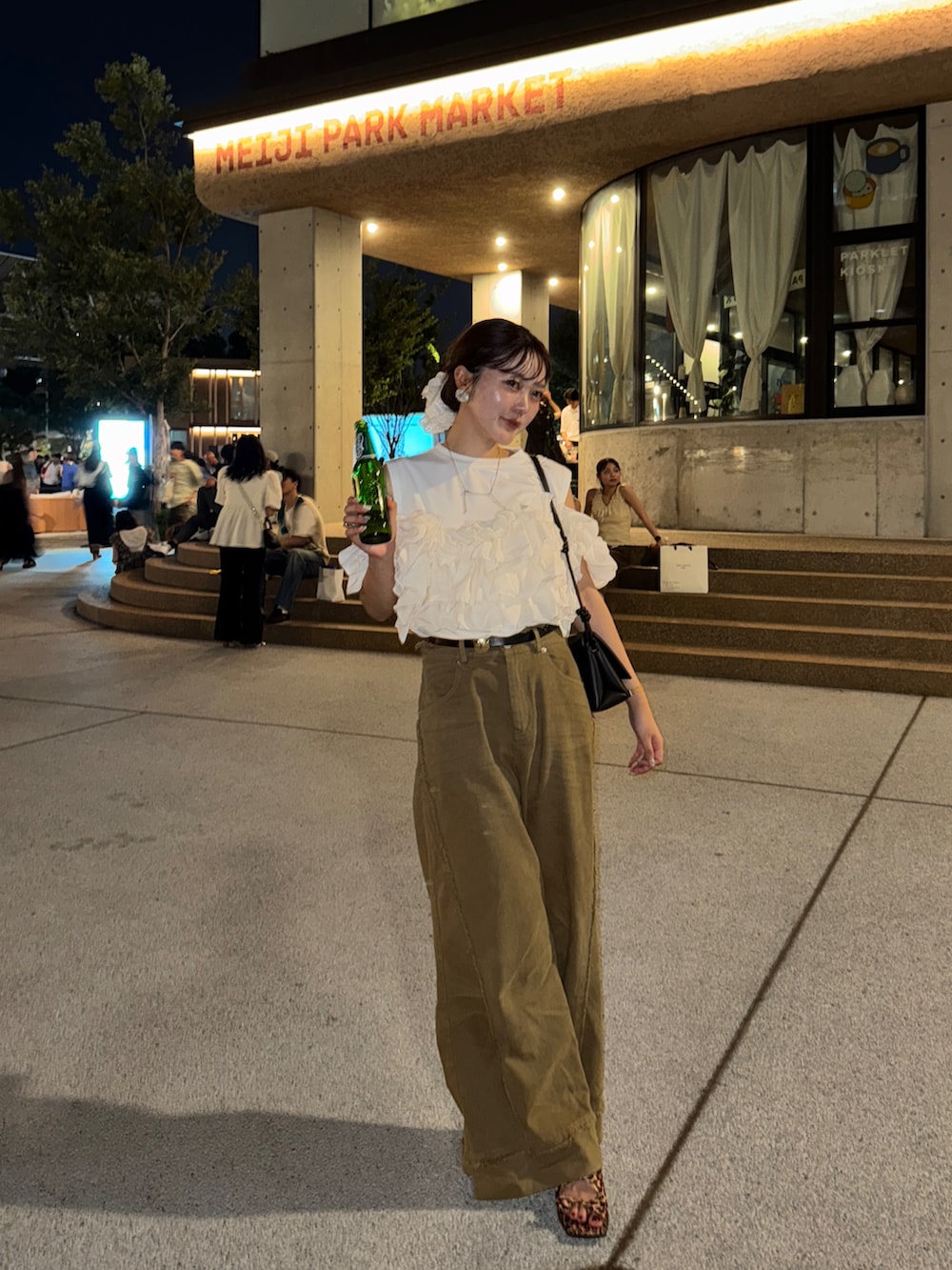 ホワイト系のTシャツ/カットソーを着用したレディースの夏コーディネートの3枚目の写真