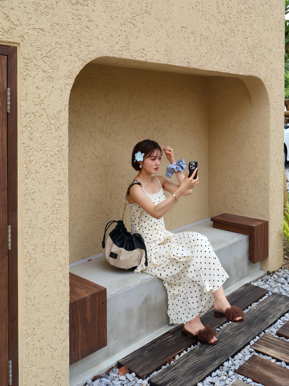 ブラウン系のサンダルを着用したレディースの夏コーディネートの2枚目の写真