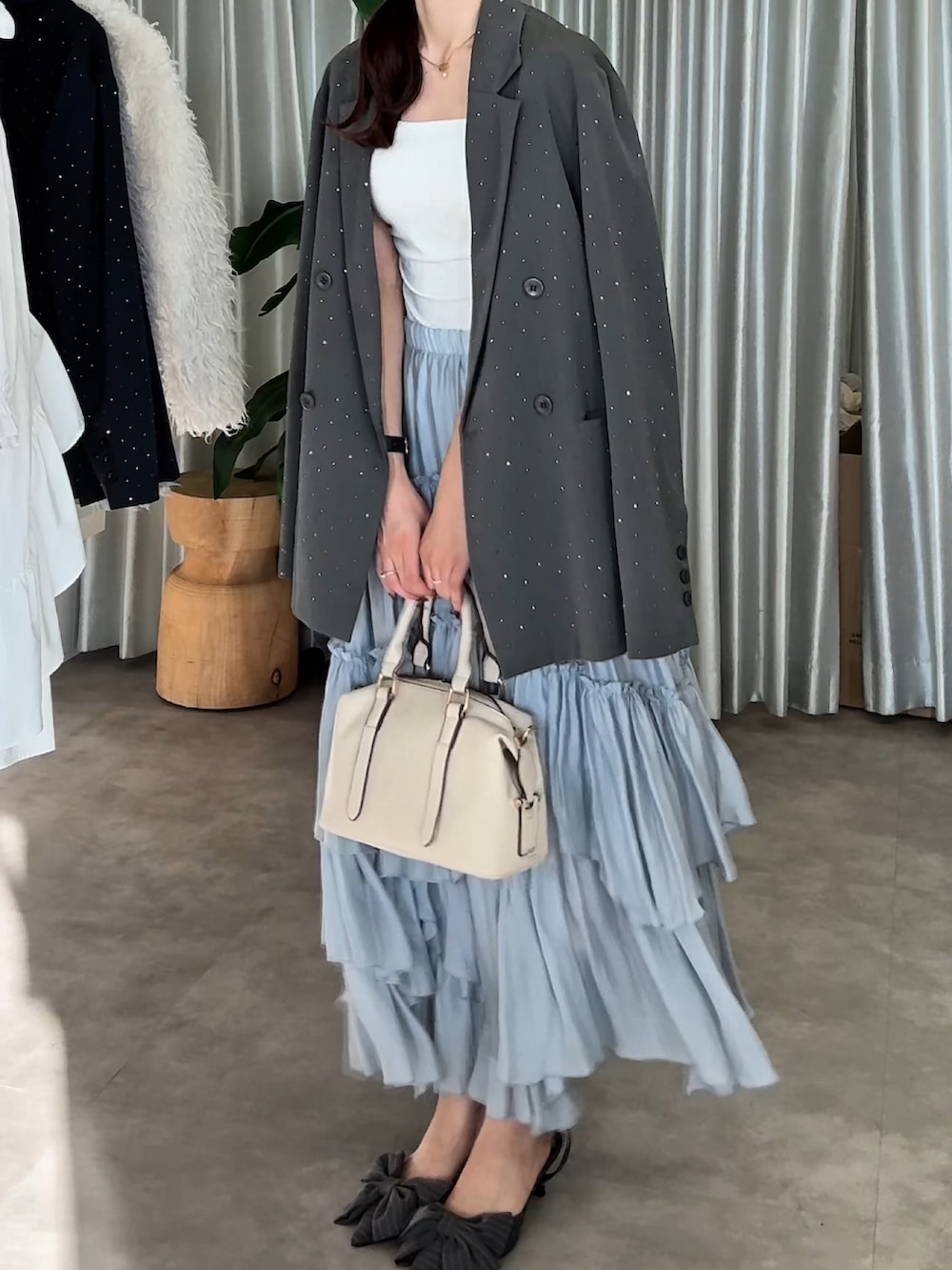 ブルー系のスカートを着用したレディースの冬コーディネートの2枚目の写真