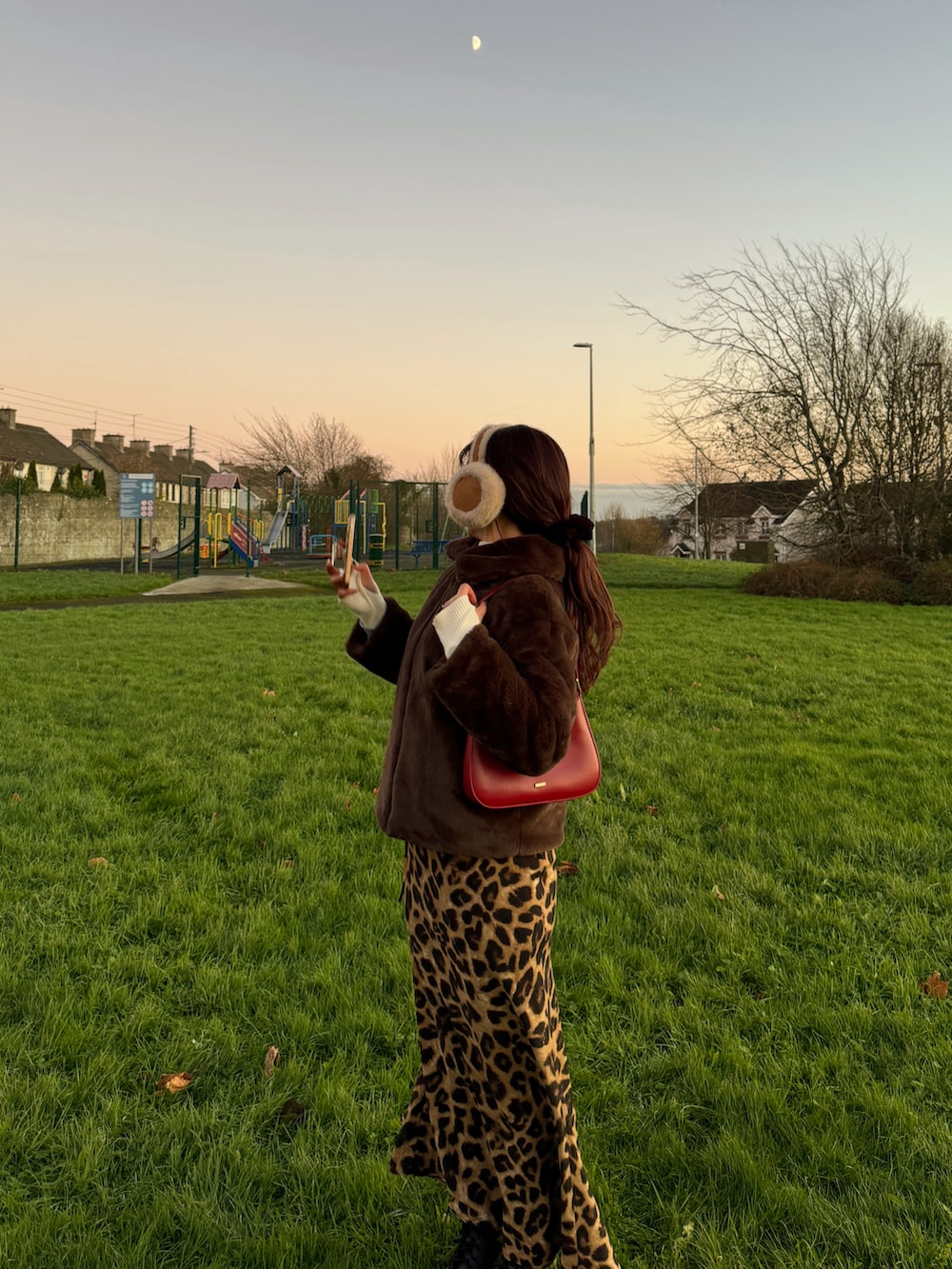 グレー系のスウェット、その他のスカート、グリーン系のブルゾンを着用したレディースの冬コーディネートの3枚目の写真