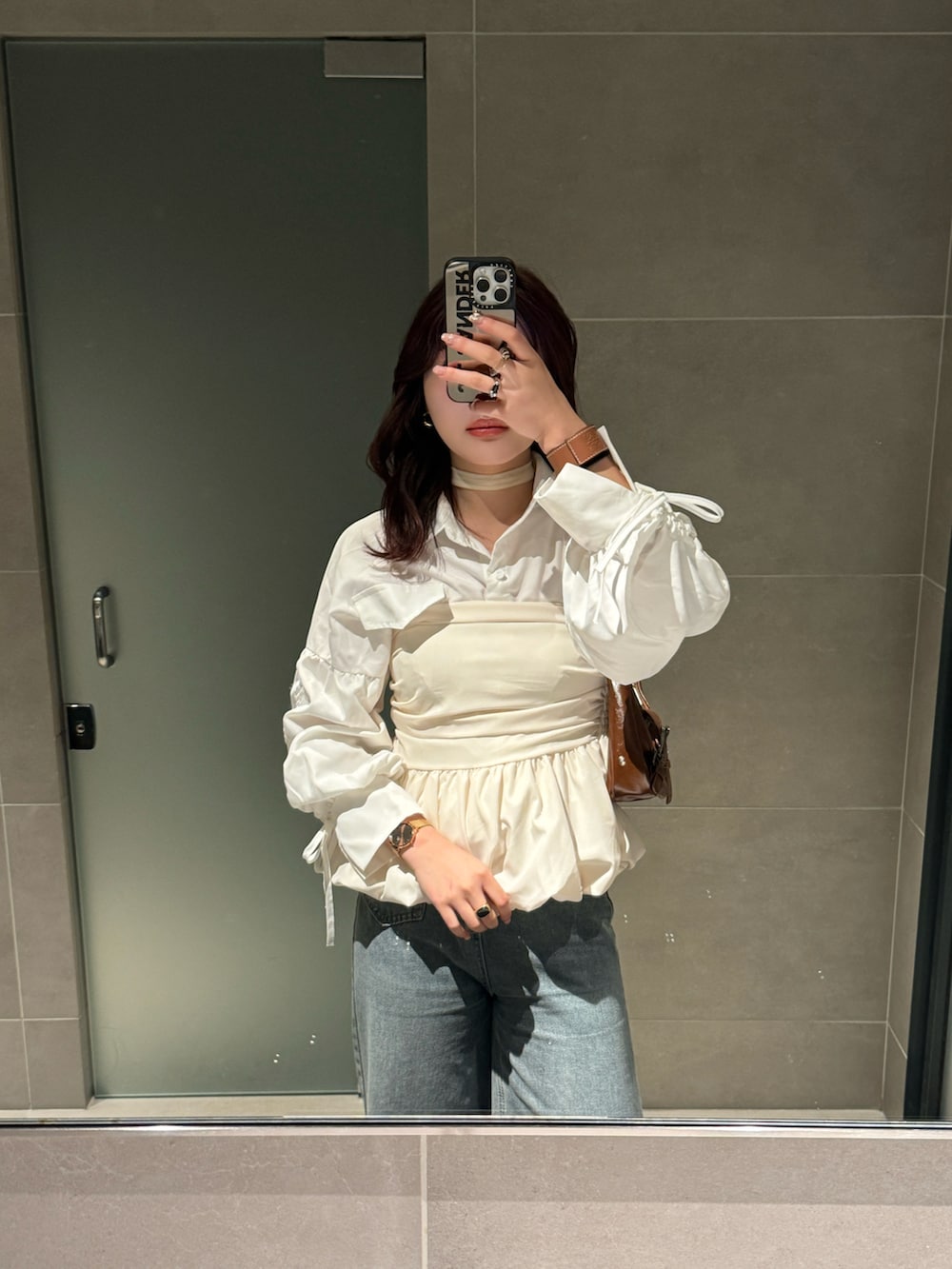 シルバー系のパンプスを着用したレディースの夏コーディネートの4枚目の写真