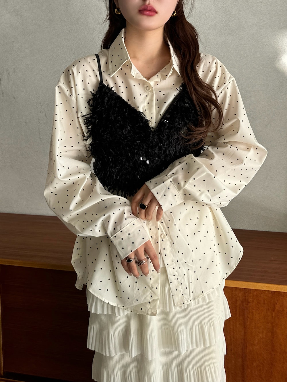 ホワイト系のシャツ/ブラウス、ホワイト系のスカートを着用したレディースの春コーディネートの5枚目の写真