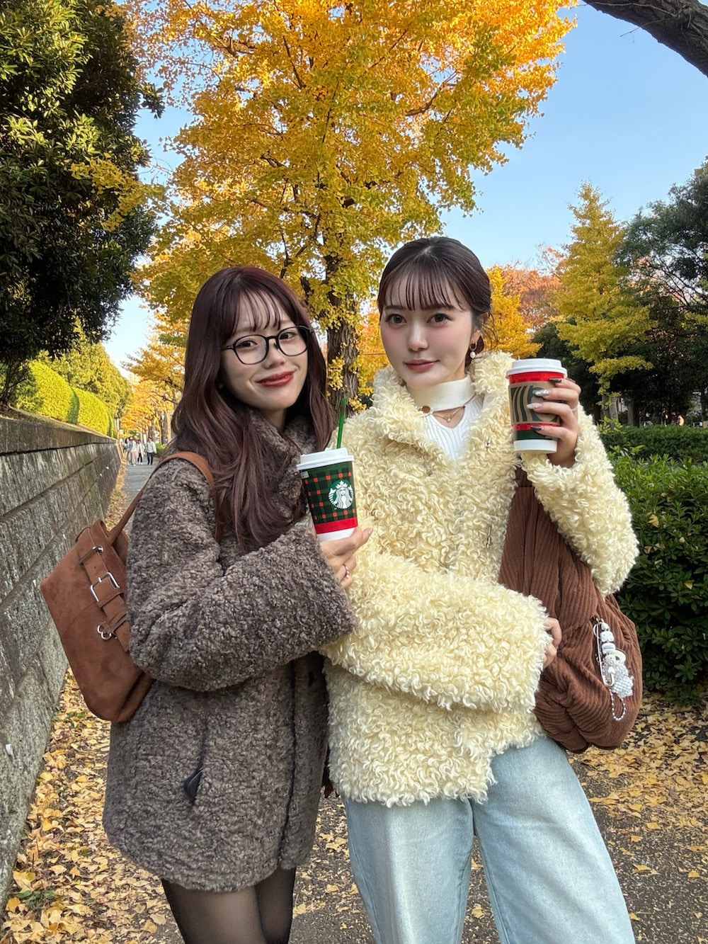 イエロー系のその他アウター、ブルー系のデニムパンツを着用したレディースの秋コーディネートの2枚目の写真