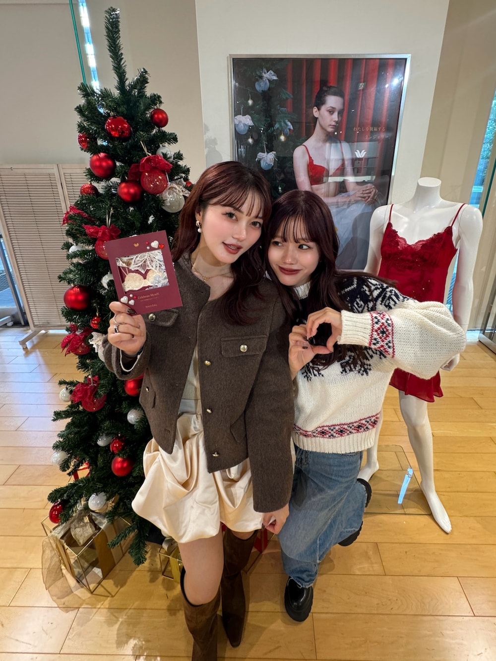 ブラウン系のノーカラージャケット、ホワイト系のスカート、ブラウン系のブーツを着用したレディースの冬コーディネートの3枚目の写真