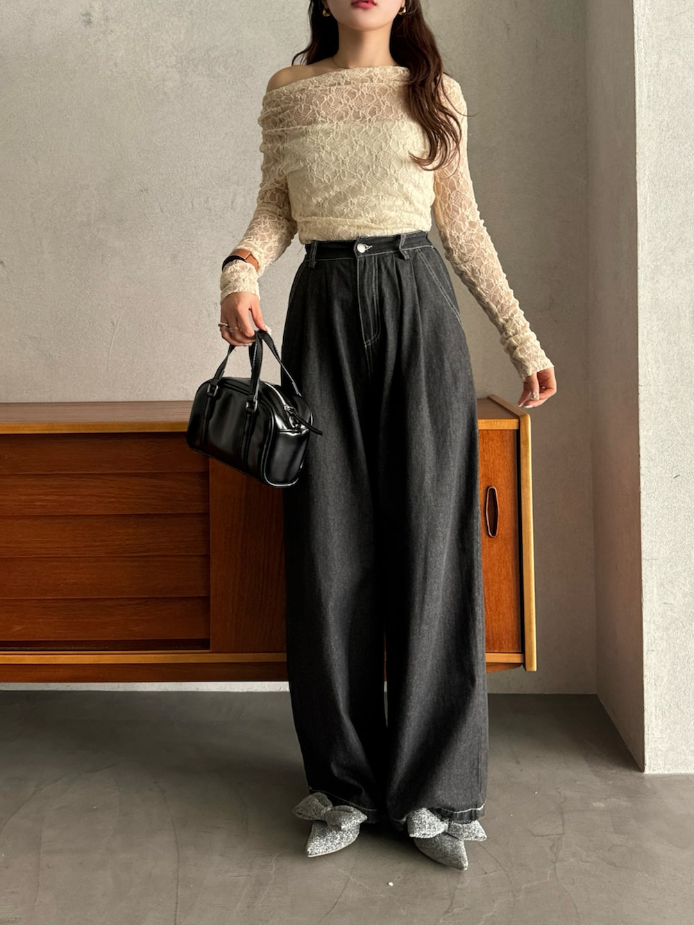 レッド系のショルダーバッグ、ホワイト系のTシャツ/カットソー、シルバー系のパンプスを着用したレディースの春コーディネートの3枚目の写真