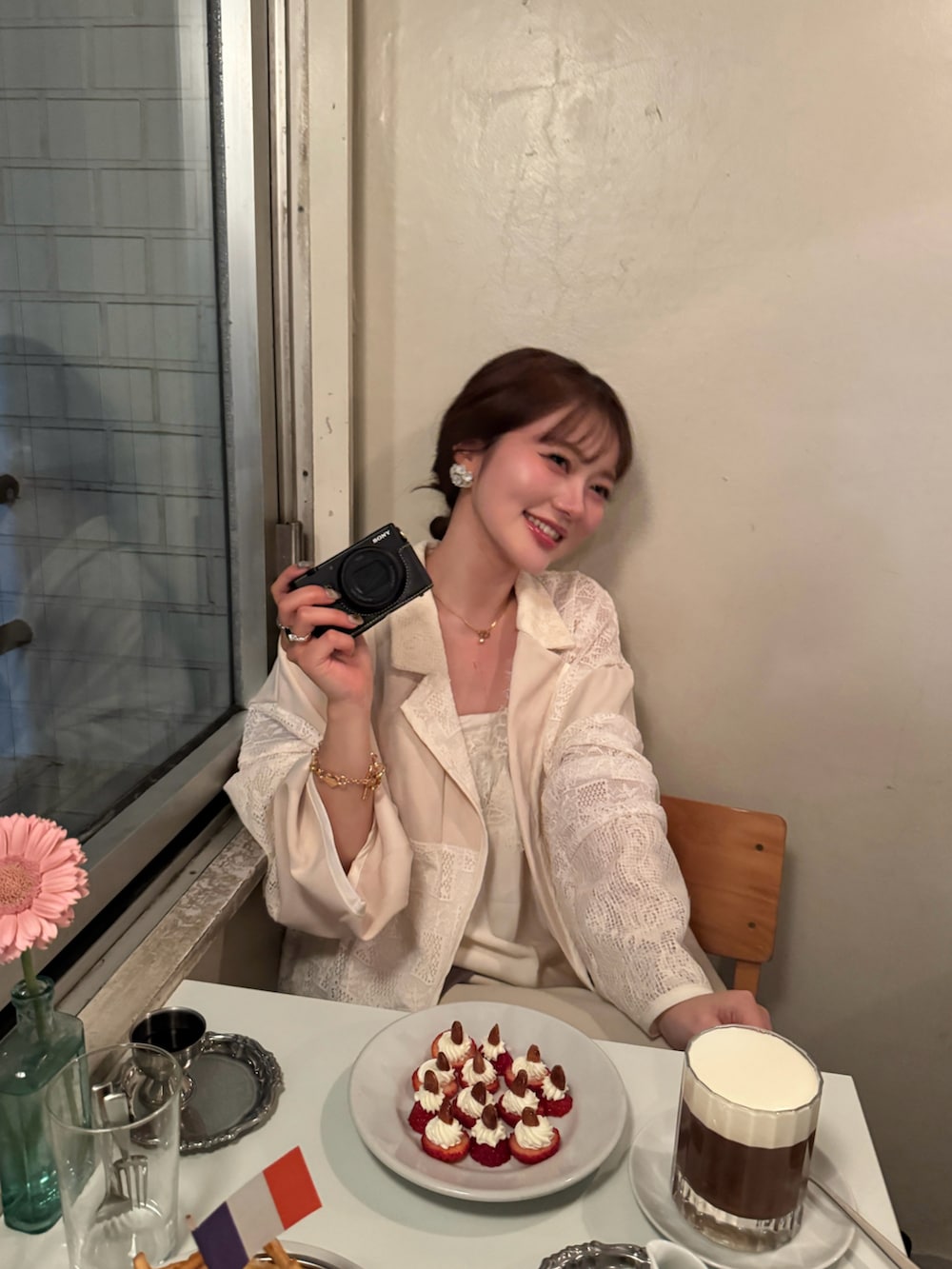 ホワイト系のテーラードジャケット、ブラウン系のブーツを着用したレディースの春コーディネートの4枚目の写真