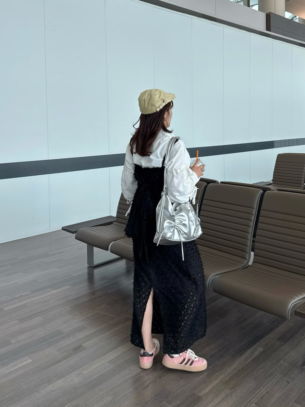 ブラック系のスカート、ブラック系のTシャツ/カットソー、ホワイト系のシャツ/ブラウスを着用したレディースの春コーディネートの5枚目の写真